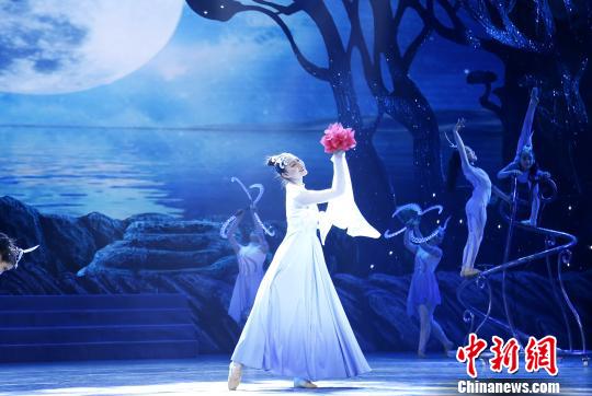 第二届中国？银川互联网电影节开幕仪式现场舞蹈表演。　李佩珊 摄