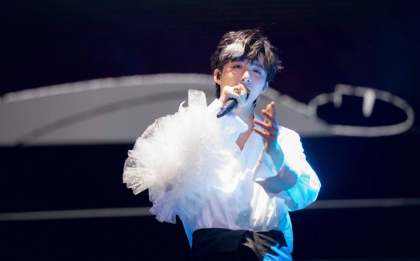 作为与歌迷约定的第一场演唱会,主唱刘宇宁"从天而降",实力燃唱20余首