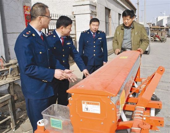 为切实加强农资市场监管工作，严厉打击销售假劣农资等违法行为，有效维护农资市场秩序，乌海市工商局海南工商分局开展2014年红盾护农行动。