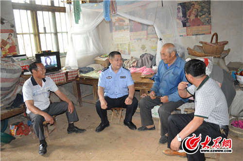 临沂市公安局交通警察支队临港经济开发区大队大队长李烨（左二）走访辖区群众.jpg