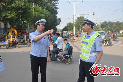 临沂市公安局交通警察支队蒙阴大队大队长孙克海（左）工作照.jpg