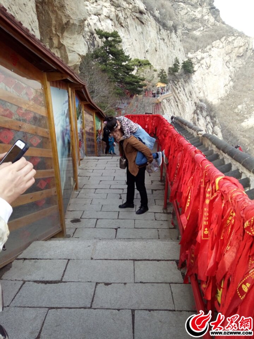 辽宁省锦州市北镇青岩寺，老公背媳妇儿下山。（网友：长翅膀的兔子）.jpg