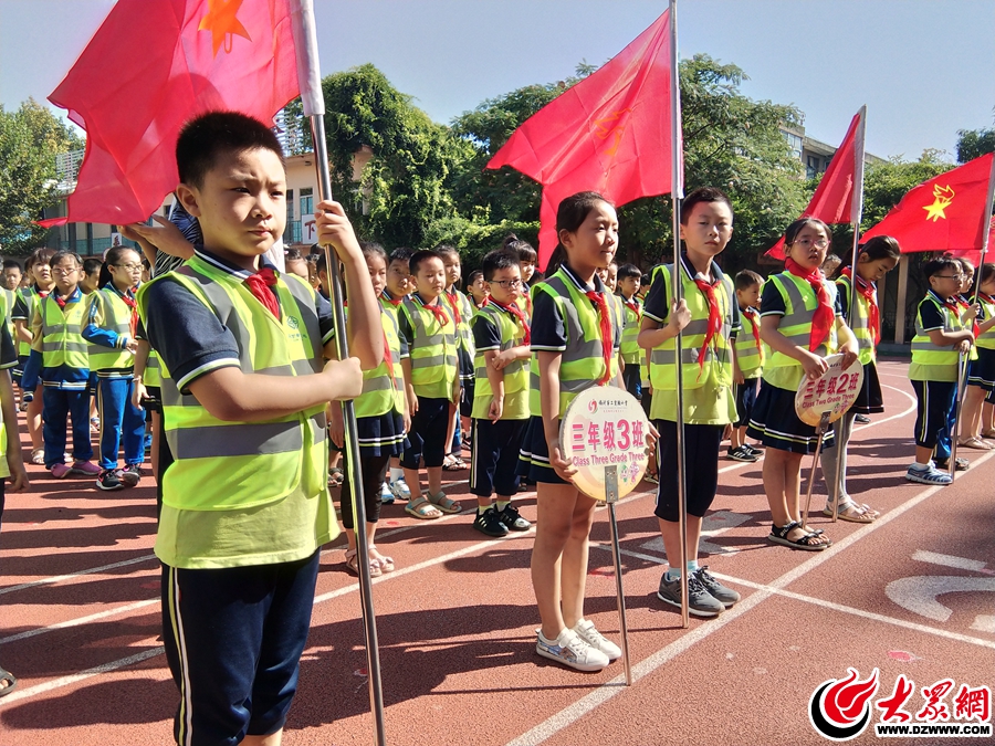 临沂第二实验小学学生列队参加荧光衣发放仪式.jpg