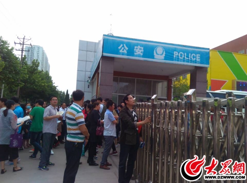 临沂九中门口，焦急等待孩子的家长.jpg