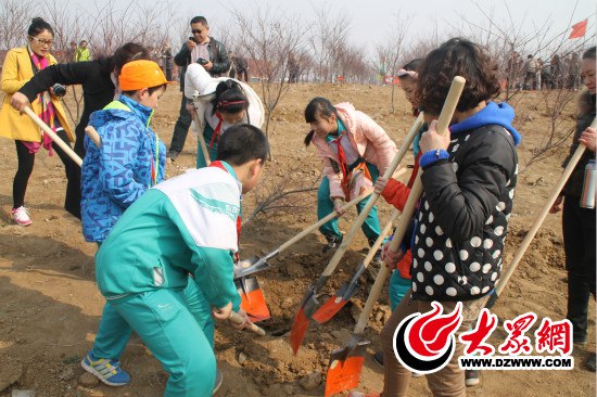 临沂一小学生正挖坑植树_meitu_2.jpg