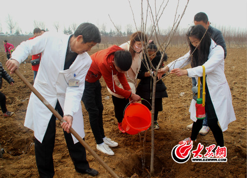 临沂五洲男科医院内科副主任医师滕怀泽（左一）正在植树.jpg