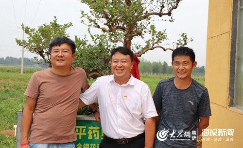 8 与标准化生产基地负责人合影