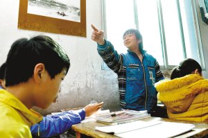 杨昊提醒同学准备上课了