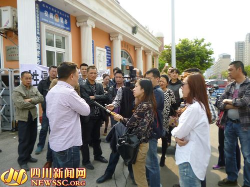 记者现场采访