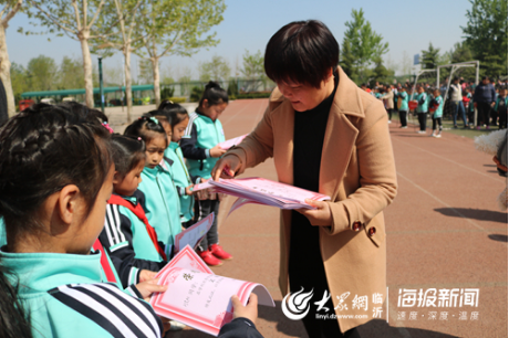 临沂沂河实验学校古城校区开展与文明同行和好习惯牵手活动