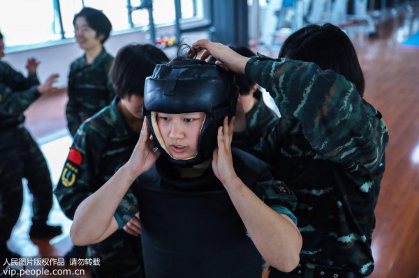3月15日，女兵们正在训练中。