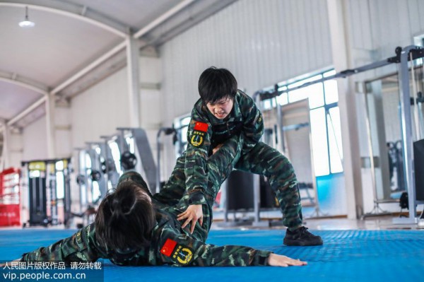 3月15日，女兵们正在训练中。