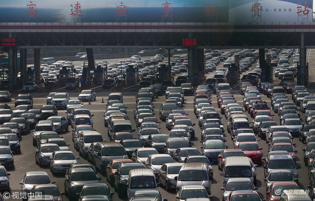 12012年9月30日,上海嘉定安亭镇,拥堵的车流将高速公路瞬间变为停车