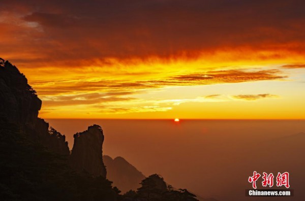 黃山日出,光芒萬丈.方立華 攝