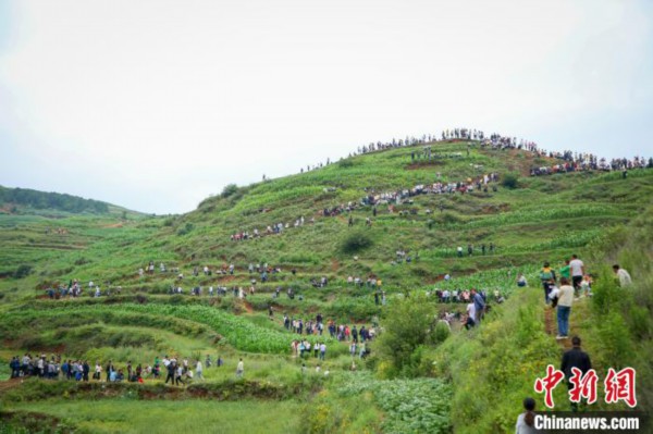 民眾在威寧縣秀水鎮堅強村圍觀