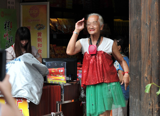 福州一老汉穿女装逛街引围观 对镜头摆pose 组图