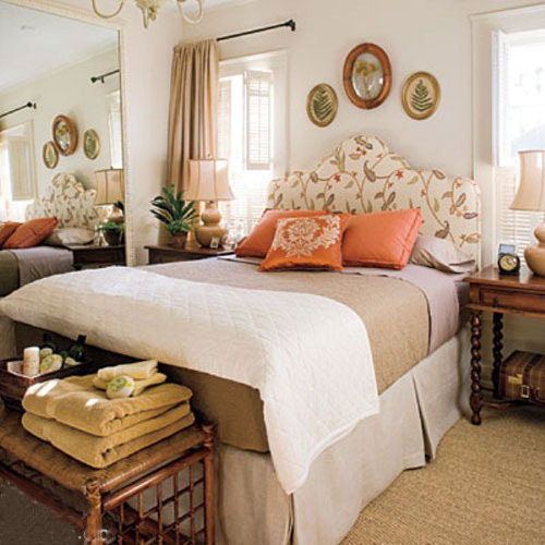 卧室如果没有橙色的点缀,金属质感的边柜,灰色调的墙面,黑白色的床品