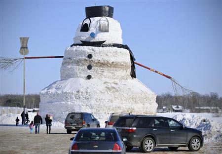 美国男子快乐除雪造就15米高雪人供观赏（图）