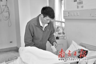 孟俊成为病重的母亲贴膏药。南方日报记者 梁维春 摄