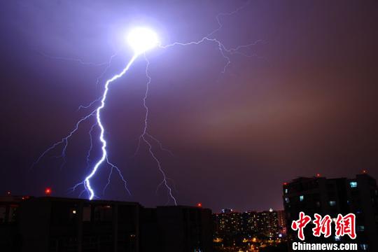 四川遭遇数千次雷电袭击网友晒“夜半惊雷”（图）