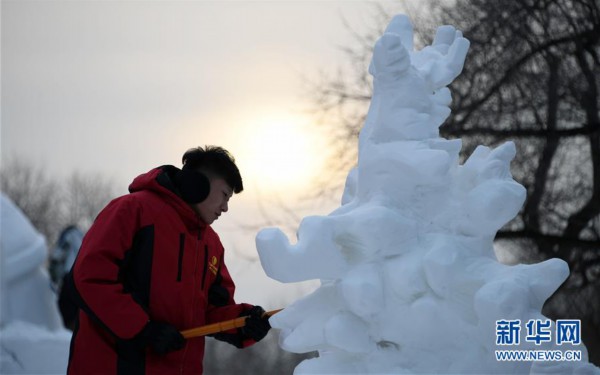 （社会）（1）大学生雪雕赛尽展“冬之韵”