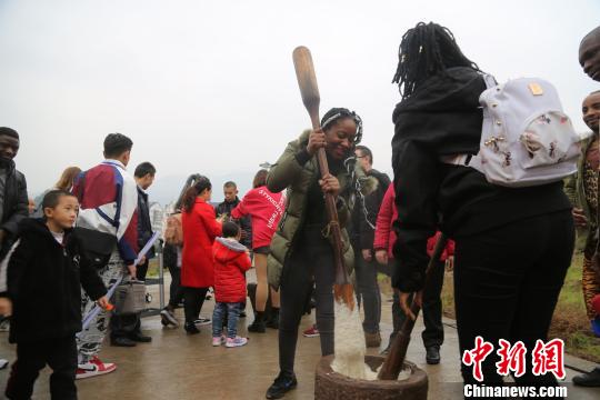 图为留学生体验打糍粑的乐趣。　杨孝勇 摄