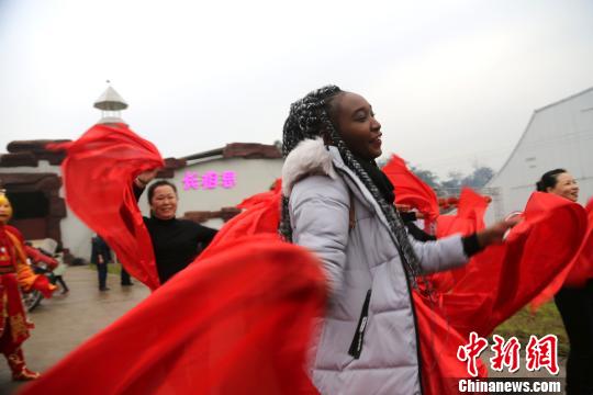 图为留学生跳起当地民俗舞蹈。　杨孝勇 摄