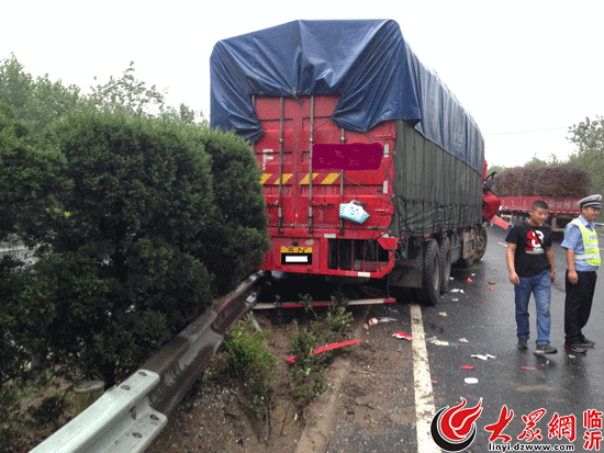 23日突降大雨路面湿滑一江苏货车撞向高速护栏