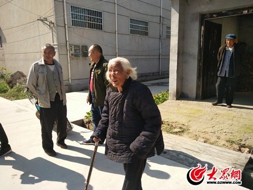 半程镇永太庄村的律建英老人拄着拐杖走了起来,自己把握着行走的
