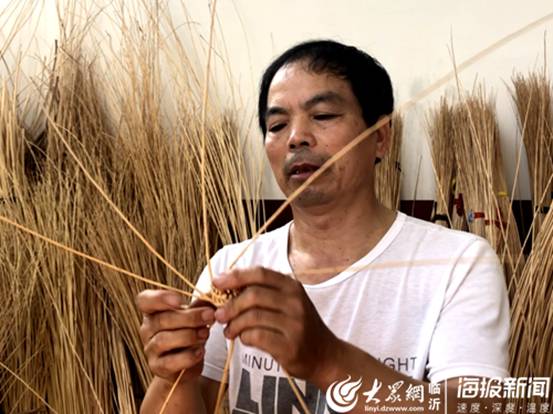 周圣福正在编小葫芦_副本