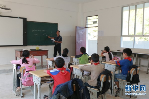 农加贵正在给落松地小学的7名学生上课(摄于7月24日.