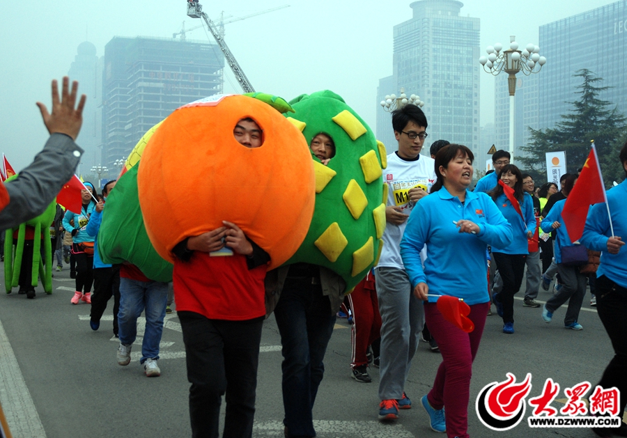 4在参赛选手队伍中，穿着有各式卡通造型服饰的市民参加比赛。.JPG