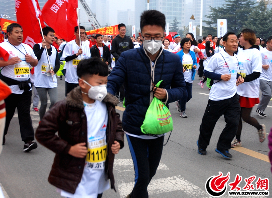 5在马拉松队伍中，一位父亲和孩子或出于个性或因为清晨阴霾的天气，一起“武装”起来参加马拉松。.JPG