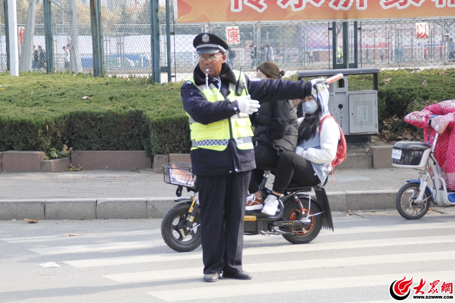 学校保安大爷照片图片