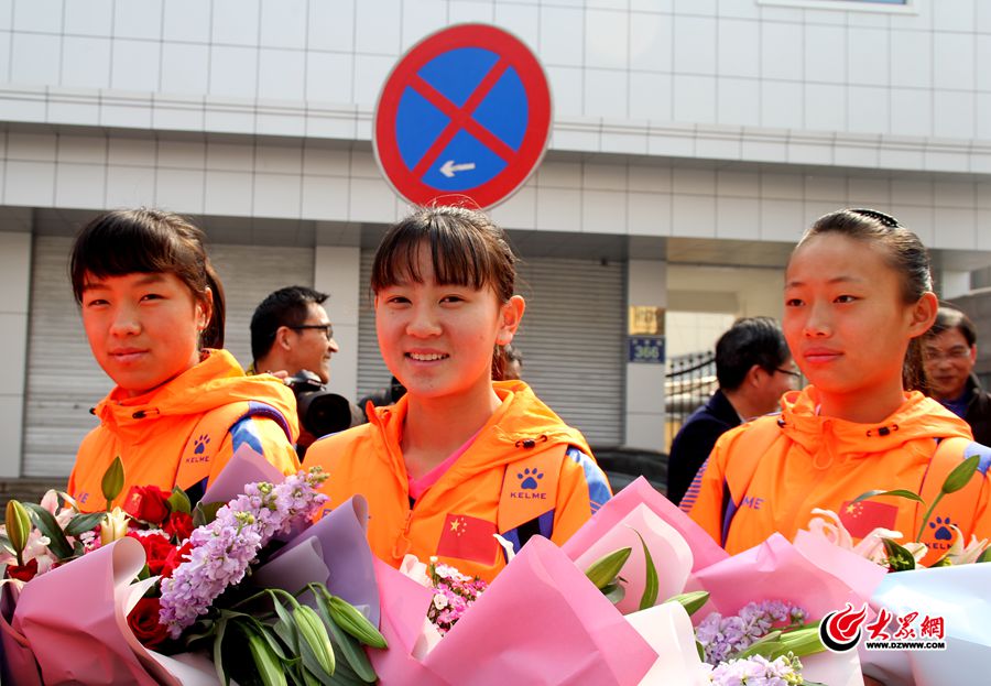 7手捧鲜花，女足姑娘们笑靥如花.jpg