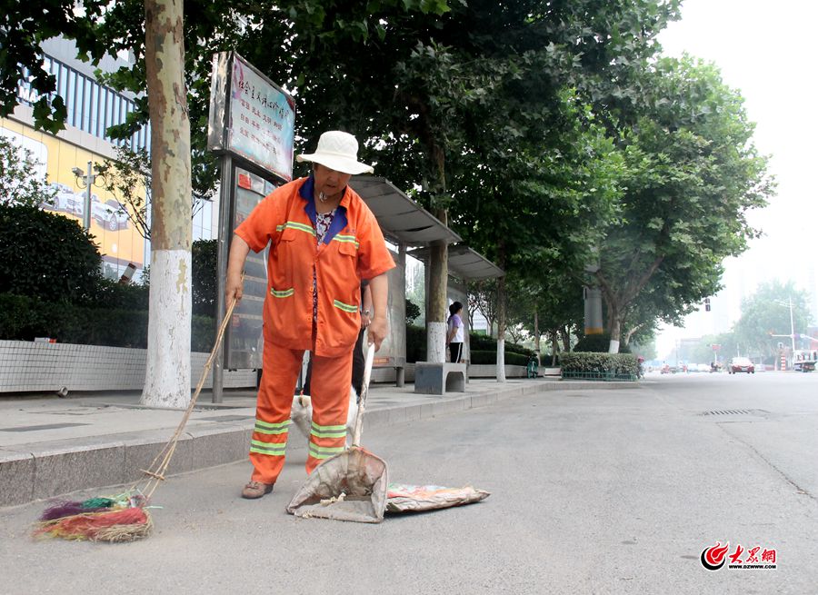 7“我觉得自己身体还不错，只要能坚持，还能多干几年！”家里的一切，让刘香花觉得，坚持下去也有了更大的动力。.jpg