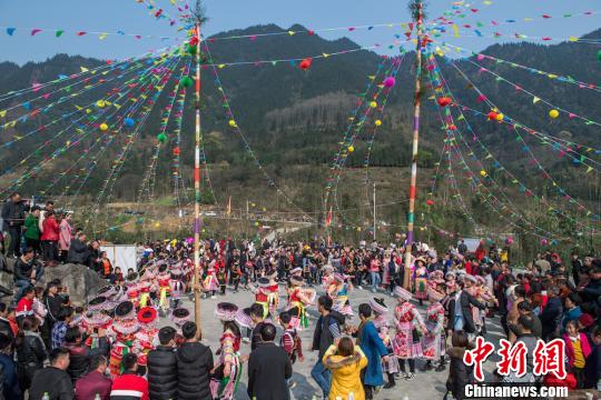 四川叙永苗族同胞踩山庆新春