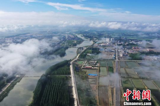 航拍新疆博斯腾湖畔雨后云雾缭绕宛如仙境