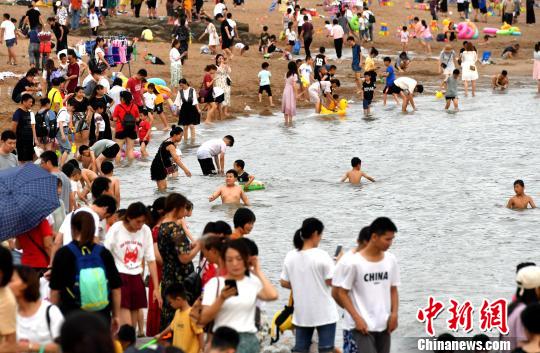 厦门海滨游受追捧沙滩人潮如织