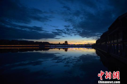 甘肃戈壁关城变“水上世界”：水光摇曳河楼相依