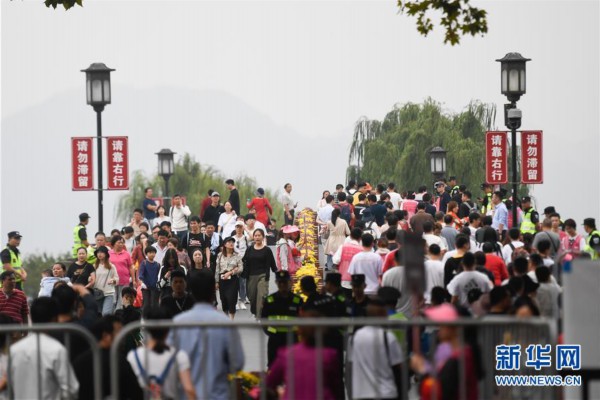 （社会）（1）国庆期间全国共接待国内游客7.82亿人次