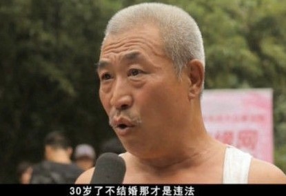 不常回家看望老人属于违法引神回复：30岁不结婚违法