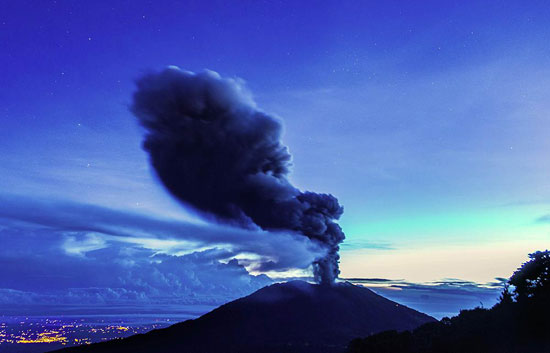 11月1日,哥斯达黎加首都圣何塞以西的图里亚尔瓦火山喷出浓烟